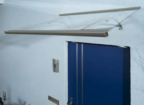 Minimalistická moderní stříška nad vstupní dveře